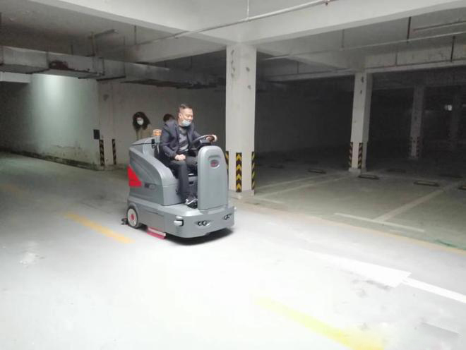 圣方济各堂小区物业保洁不用人力改用驾驶式洗地机了